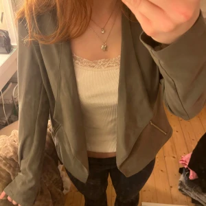 Militärgrön tunn jacka med dragkedjor - Snygg med dragkedjor på sidorna. Stl 36 från hm