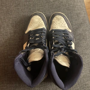 Nike air Jordan 1 obsidian  - Använda obsidians. Lagt priset till 1099kr, men kom med bud! Jag tror det finns hopp i dom. Så om de finns något som är duktig på att rengöra skor så är detta definitivt ett bra projekt!