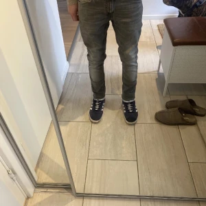 Nudie jeans - snygga nudie jeans! Säljer mina gråa nudie jeans för att jag fick nya. Skick 9/10 använd bara några gånger. Längd 28 waist 29. Nypris 1600 mitt pri 500