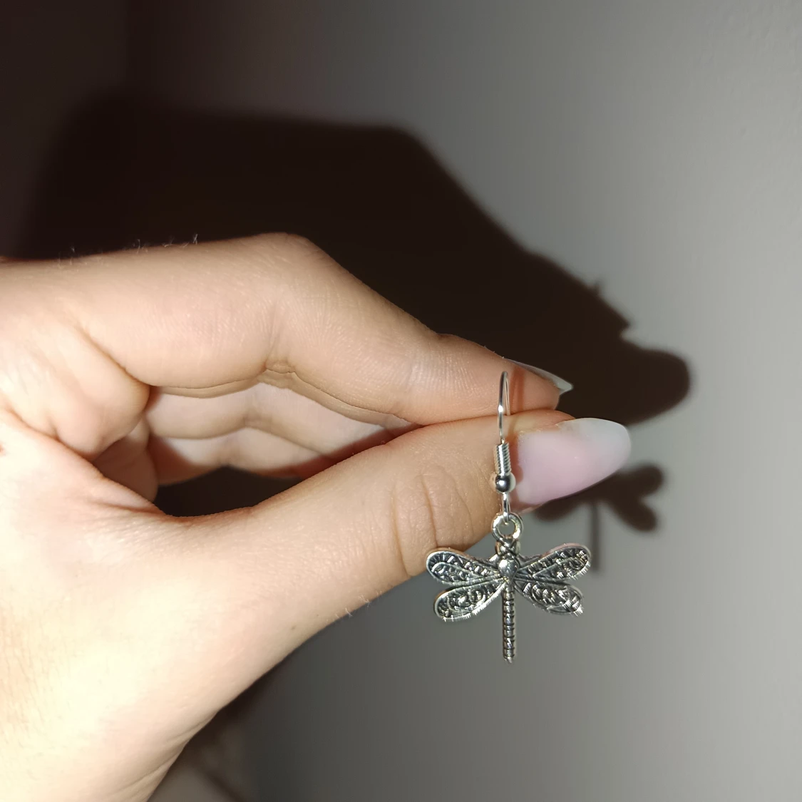 Justerbar Silverfärgade örhängen med trollslända