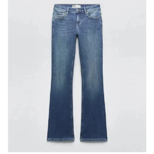 Blå bootcut jeans - blå bootcut jeans. Köpta från Zara, har själv gjort en slitning med hål på höger knät och sprättat upp byxorna nedtill. Passformen på mig är inte bra därav använder jag denna bild