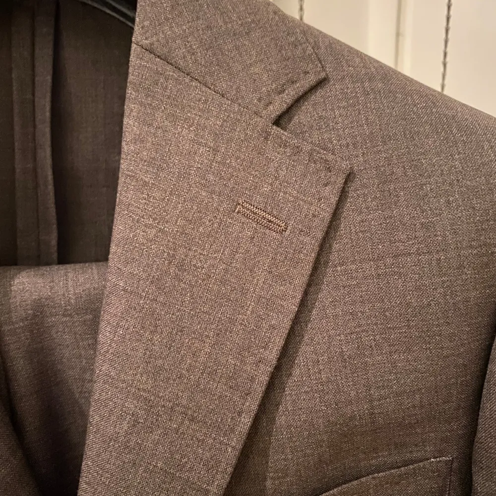 Brun kostym från Morris. Den är tillverkad i italienskt tyg från Vitale Barberis Canonico, en välkänd italiensk tygtillverkare. Mer specificerat är det 21-mikronstyg. Byxorna är i storlek 46 och kavajen är i storlek 48, vilket passar bäst till den som har en vältränad eller lite större överkropp. Kontakta mig i dm för mycket mer information och fler bilder!. Puvut & Bleiserit.