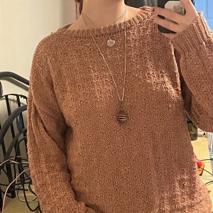 Mysig rosa stickad tröja  - Väldigt mjuk och mysig rosa stickad tröja.🩷 Den är lite mer rosa i verkligheten är på bilderna.   Den saknar lapp men tycker storleken är mellan 38 och 40:)  Jag har plick köp avstängt då jag postar annonser på Vinted också, men skriv om du vill köpa så slår jag på!  