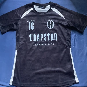 Trapstar tröja - En helt ny svart/vit trapstar chapter 16 tröja som är i perfekt skick. Storlek S men passar även M då den är stor i storleken.