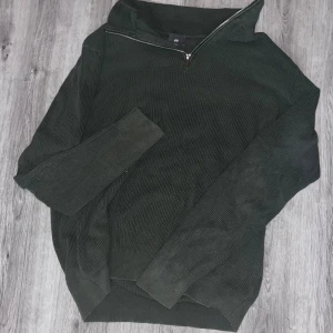 stickad zip tröja H&M - Oliv grön zip tröja H&M, SLIM FIT,Size L, 185/108A och Näst intil Ny. Nypris 700 :- 🎶