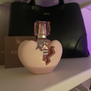 Ariana grande parfym - Säljer min thank you next parfym! 30 ml från början! Men ungefär 2/3 delar kvar av den!💕Obs! Har inte kartongen kvar