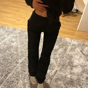 Svarta kostymbyxor  - Säljer ett par svarta byxor i bra skick. De är högmidjade och har en tight passform som framhäver figuren. Perfekta för både vardag och fest! Jag har sytt in dom i benen då de va förstora.🌸