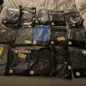 Träningskläder i olika färger och stilar - Säljer ett gäng träningskläder från MP i olika färger och stilar. Perfekt för gymmet eller löprundan! Finns både långärmade och ärmlösa toppar, samt byxor. Kläderna är i nytt skick och redo för nästa träningspass. Passa på att uppdatera din träningsgarderob! 💪.             1. Xs 2. S 3. Xs 4. Xs 5. Xs 6. Xs 7. S 8. S 9. Xxs 10. Xs 11. Xs 12. S 13. Xs 14. S 15. Xs