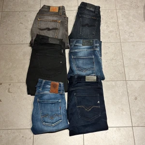 Samling av jeans i olika färger och stilar - Resale på dessa   4 replay. Dom är mellan 28-34 i midjan. Skriv om ni undrar vilken storlek någon specifik har eller någon annan fråga. OBS båda nudie är sålda nu. 300kr för ett par replay 1100för alla
