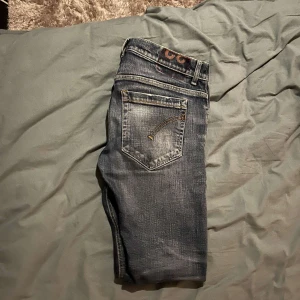 Dondup George  - Säljer ett par snygga blå jeans från dondup i storlek 32. De har en klassisk och en lätt slitning för en cool look. Perfekta för vardagsbruk och kan matchas med det mesta. 