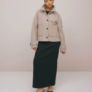 Super fin kappa - Superfin jacka från Nelly, endast för 150kr, inga defekter sparsamt använd. Skriv för fler frågor eller bilder, annars är de bara att klicka på ”köp nu”!