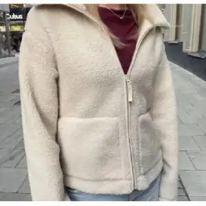 Trendig H&M teddy jacket, säljer för att jag köpte i fel storlek!