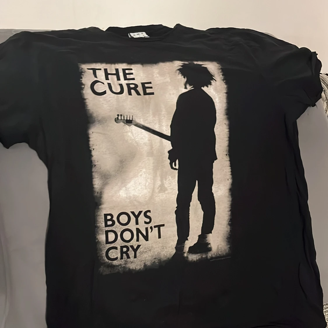 Svart T-shirt med The Cure-tryck