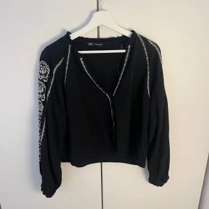 Svart blus zara - Jättefin blus från zara!!! Jättefint skick oxå💖💖
