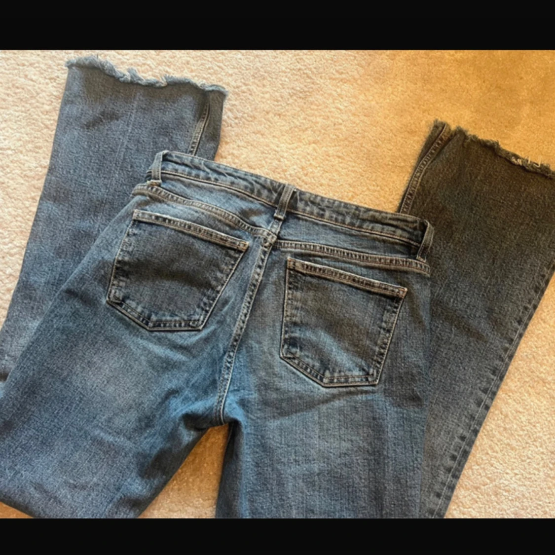 Blå bootcut jeans från Zara - 90