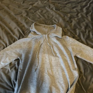 Grå hoodie - Säljer en grå merino hoodie i bra skick. Perfekt för kalla dagar med sin mjuka insida och praktiska huva. Den har långa ärmar och en tight passform. Säljer den eftersom den har blivit alldeles för liten. Perfekt för både vardag och chill hemma. Pris går att diskutera vid snabb affär. Hör av dig vid intresse!