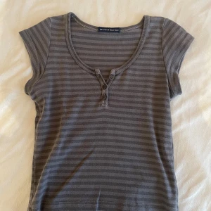 Top från brandy  - Fin randig kortärmad babytee top från brandy med knappar upptill. Nyskick 💕💕