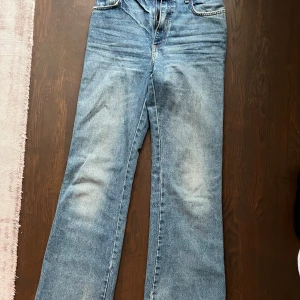 Zara - blå jeans  - Säljer ett par snygga blå jeans från Zara. De har en klassisk femficksdesign och är i ett mjukt denimtyg. Perfekta för både vardag och fest! 🕺