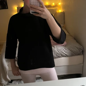 Svart polotröja - Gullig Trekvartsärmad polontröjs ifrån Carin Wester 🥰🎀🌸