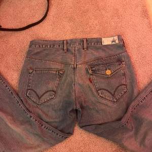 vintage levis jeans. jätte sköna. lite slitna vid benen. skriv för fler bilder💕 sitter bra på mig som är 168. 