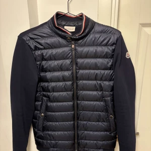 Moncler cardigan - Säljer just nu min feta cardigan, inga defekter och ungefär helt ny! Inget kvitto eller påse medföljer! Skick 10/10 hör av er för mer frågor och bilder 