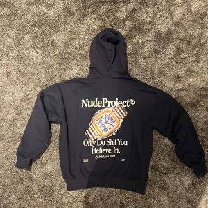 Hoodie mörkblå Nude Project - Tjaba! Säljer en tvär fet NUDE PROJECT hoodie i strl L som är helt ny (lappar kvar). Nypris på denna är 1300kr. Jätte snyggt tryck på ryggen i samband med text och en stilren framsida.