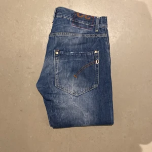 Dondup jeans - Säljer nu mina otroligt snygga dondup jeans som är i den populära modellen, Sammy. Byxorna är i nyskick, 9/10. Storlek 32, fits 29/30. Tveka inte på att höra av dig vid minsta fundering