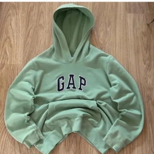 Grön hoodie från GAP - Säljer en snygg och bekväm grön hoodie från GAP i storlek S-M i jätte fint skick. 