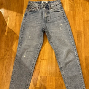 Gråblåa stradivarius  jeansbyxor - Säljer ett par gråblåa jeansbyxor i bra skick. De är högmidjade och har en straight passform. Perfekta för både vardag och fest! 🖤