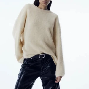 Mohair tröja  - Den populära stickade tröjan från hm i mohair. Kommer inte till användning längre. Fortfarande bra kvalitet på den! Nypris 700kr