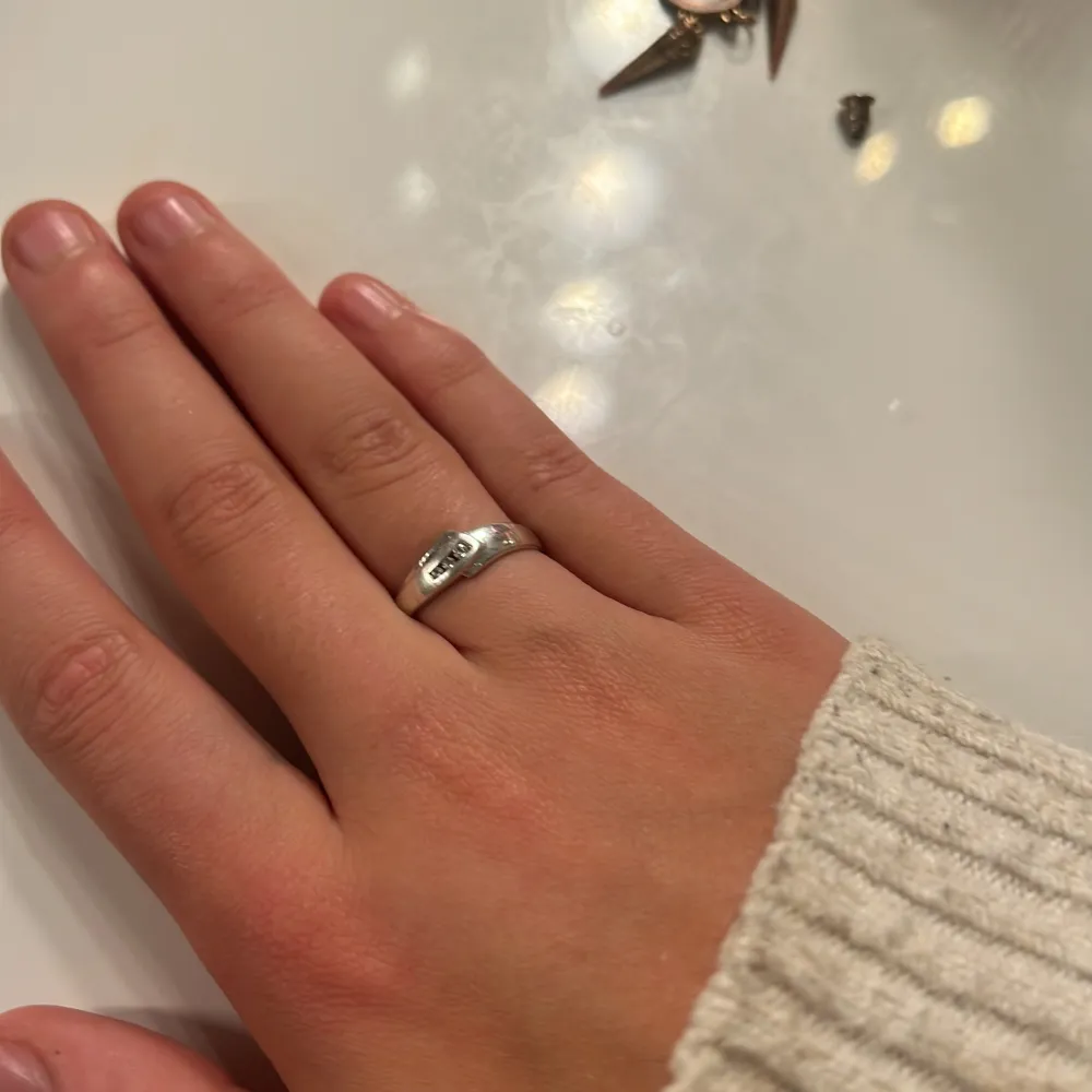 Helt oanvänd silver ring köpte den för 30kr på glitter ❤️. Accessoarer.