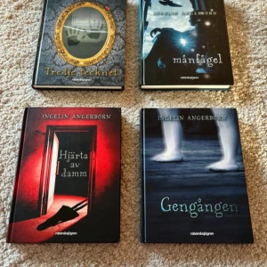 Bokpaket av Ingelin Angerborn - Säljer ett spännande bokpaket med fyra böcker av Ingelin Angerborn: 'Tredje tecknet', 'Månfågel', 'Hjärta av damm' och 'Gengången'. Perfekt för dig som gillar mystik och äventyr. Böckerna är i bra skick och kommer från Rabén & Sjögren. Passa på att dyka in i dessa fängslande berättelser! Säljer fler böcker, kolla min profil! 