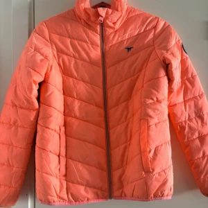 Orange jacka från Hampton Republic - Säljer en snygg orange jacka från Hampton Republic. Jackan har en dragkedja framtill och är perfekt för kyliga dagar. Den är i mycket bra skick och har en cool logga på bröstet. Perfekt för höst och vår!