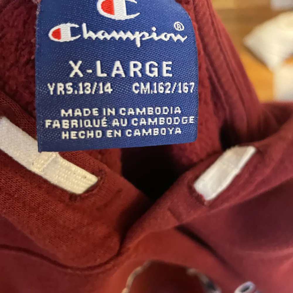 Säljer en snygg vinröd hoodie från Champion i storlek X-Large i barn storlek. Den har en klassisk Champion-logga på bröstet och en stor ficka framtill. . Tröjor & Koftor.