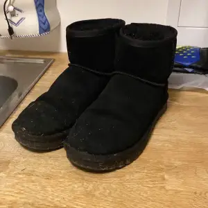 Säljer ett par svarta boots i uggs. De är i bra skick men har lite slitage på sulorna. Perfekta för höst och vinter med sin varma insida. Passar till både vardag och lite mer avslappnade tillfällen.