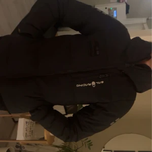 Sailracing jacka dam  -  Jag säljer min Sailracing-jacka eftersom jag har köpt en ny. Jag har haft den i ett år, och den är i stort sett som ny. Den har knappt använts och är i utmärkt skick.Det är storlek S. Perfekt för någon som behöver en en pålitlig och stilren jacka