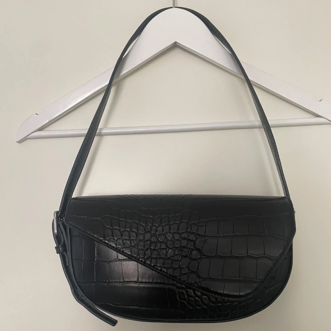 Svart axelväska med krokodilmönster