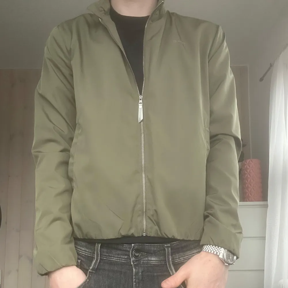 Säljer en stilren olivgrön windbreaker från Gant. Perfekt för höst och vår. Jackan är i mycket bra skick och har en normal passform, hör av er vid frågor eller intresse. finns ej att köpa i butiker . Jackor.