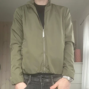 Windbreaker Gant - Säljer en stilren olivgrön windbreaker från Gant. Perfekt för höst och vår. Jackan är i mycket bra skick och har en normal passform, hör av er vid frågor eller intresse. finns ej att köpa i butiker 