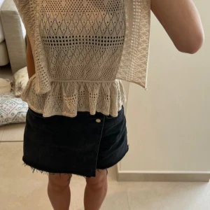 Zara shorts - Säljer dessa zarashorts/kjol. Supersnygga och perfekta till sommaren. Kjol på framsidan och shorts på baksidan. Bra skick