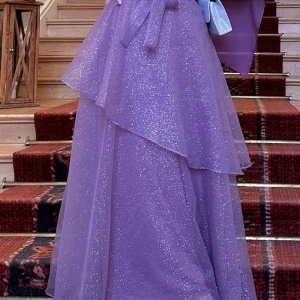 Balklänning/festklänning - Perfekt klänning för hijabis eller tjejer som inte gillar visa för mycket hud. Har haft på mig den en gång och sedan jag den legat i garderoben. 