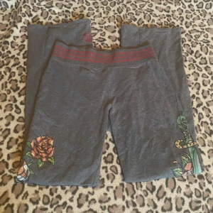Ed Hardy mjukisbyxor - Säljer ett par grå byxor från Ed Hardy. Står att de är XL men passar som S/M. De har märket broderat i rött på baksidan och ena benet.