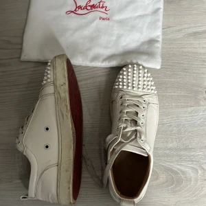 Louboutin skor - Säljer dessa loubs pågrund av att de är för små nu. Det är i bra skick men sulan är ganska smutsig. Extra spikar och dustbag med följer. Tvek på om de är äkta därför de låga priset.