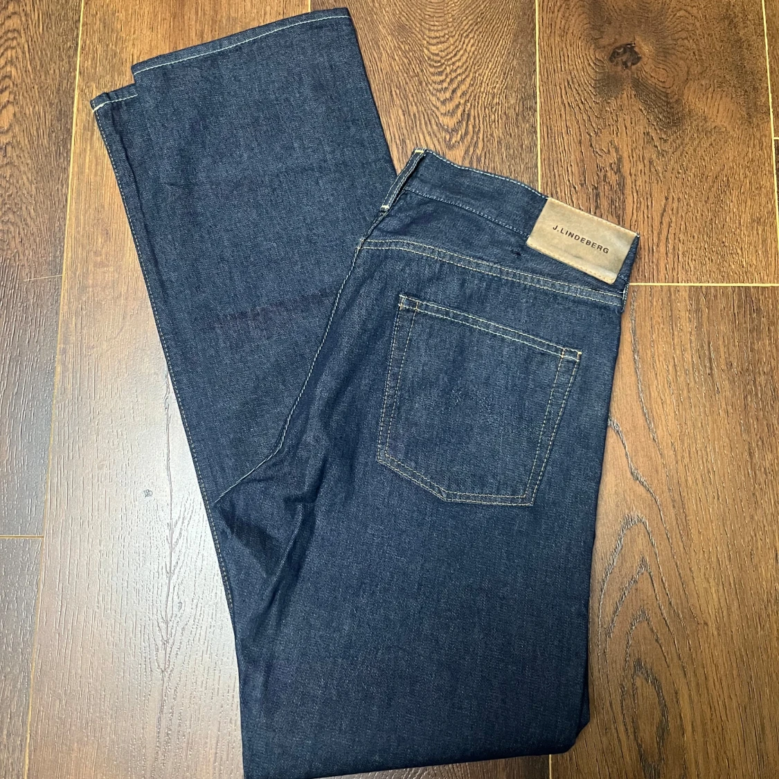 Nya mörkblå jeans från J.Lindeberg - 90