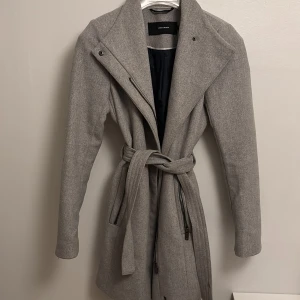 Grå kappa från Vero Moda - Säljer en grå kappa från Vero Moda i storlek XS. Den är använd men i bra skick. Var länge sedan jag köpte den så vet inte nypris. Köparen står för frakten. Skriv för fler bilder.
