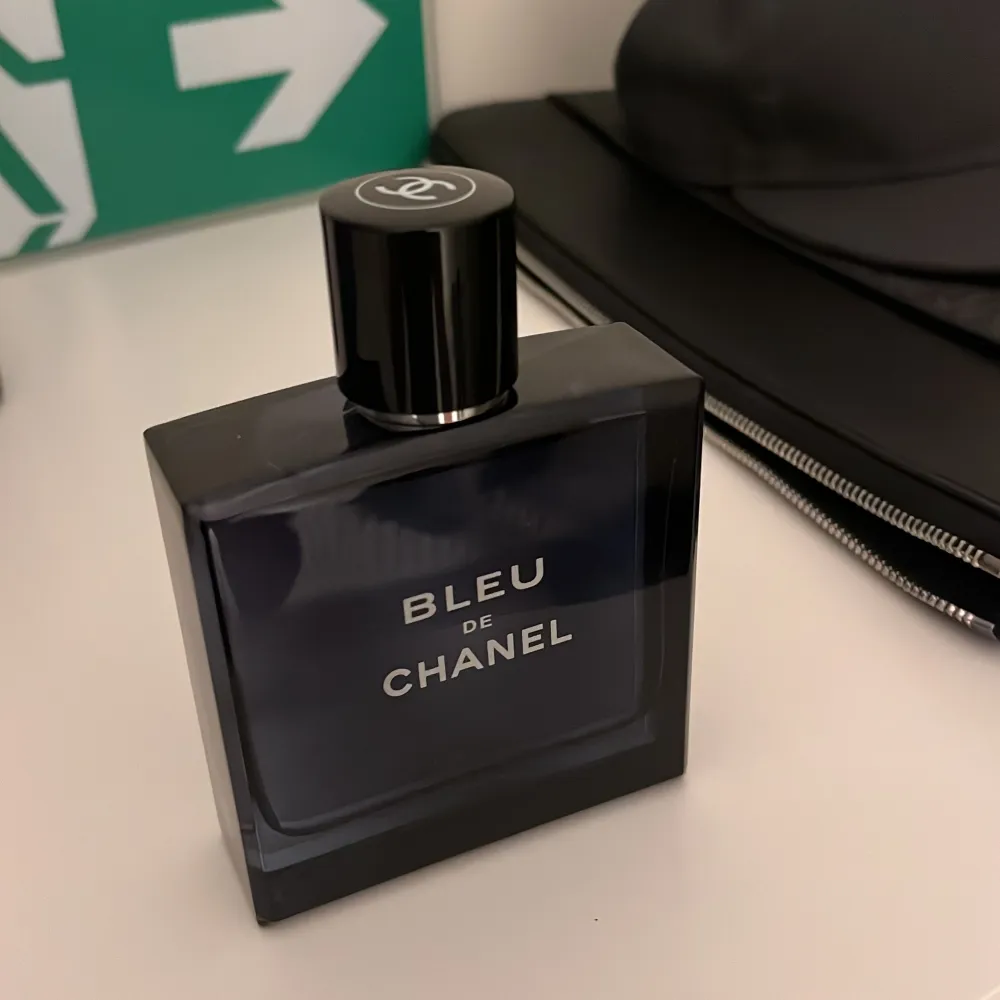 Säljer oanvända delar av min parfym Kollection. Dior savage, Blue de chanel, Verace eros och Tom ford wood alla är 100ml  Alla köpta för runt ett år sen, 95% kvar av alla.  Sauvage 1100kr Chanel de blue 900kr Eros 600kr Tom Ford our wood 1600kr 3700kr för alla. Parfym.