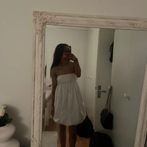 Super fin klänning från Zara💕 - Helt oanvänd sommarklänning som är slutsåld på zaras hemsida. Säljer för den ej kommit till användning. Säljer för 300kr inkl frakt 