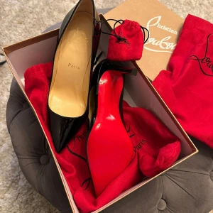 Svarta pumps från Christian Louboutin - Säljer ett par eleganta svarta pumps från Christian Louboutin i nytt skick. De har den ikoniska röda sulan och spetsig tå. Perfekta för festliga tillfällen eller en utekväll. Skorna kommer i originalförpackning med röda dammpåsar.