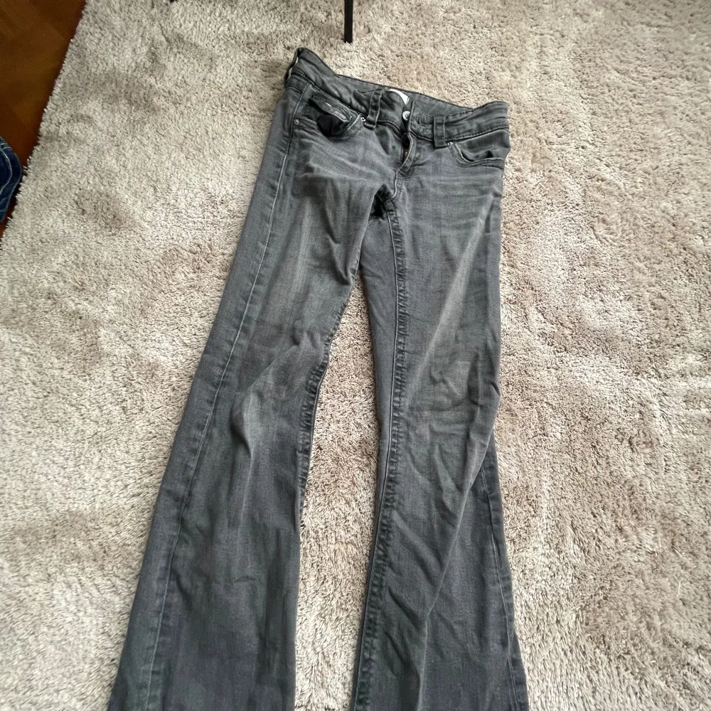 Säljer dessa superfina bootcut jeans ifrån gina💕 Jättebra skick ❤️ Nypris ca 400kr💕 Storlek 152💕 Kontakta mig om ni vill ha fler bilder 💝 . Jeans & Byxor.