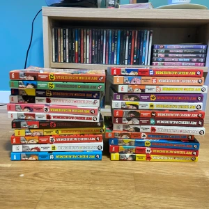 MY HERO ACADEMIA manga bok 1-23 - My Hero Academia manga, bok 1 t.o.m 23 som syns på bild, väldigt bra skick inget visuellt spår av användning